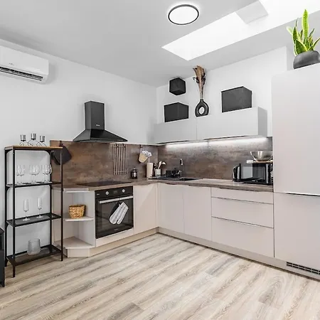 Apartment Modern And Cozy Flat With Balcony