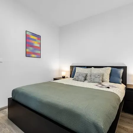 Modern And Cozy Flat With Balcony Διαμέρισμα Μπρατισλάβα