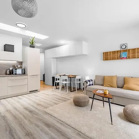 Modern And Cozy Flat With Balcony * 브라티슬라바