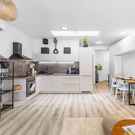 Апартаменты Modern And Cozy Flat With Balcony