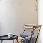 Modern And Cozy Flat With Balcony Διαμέρισμα